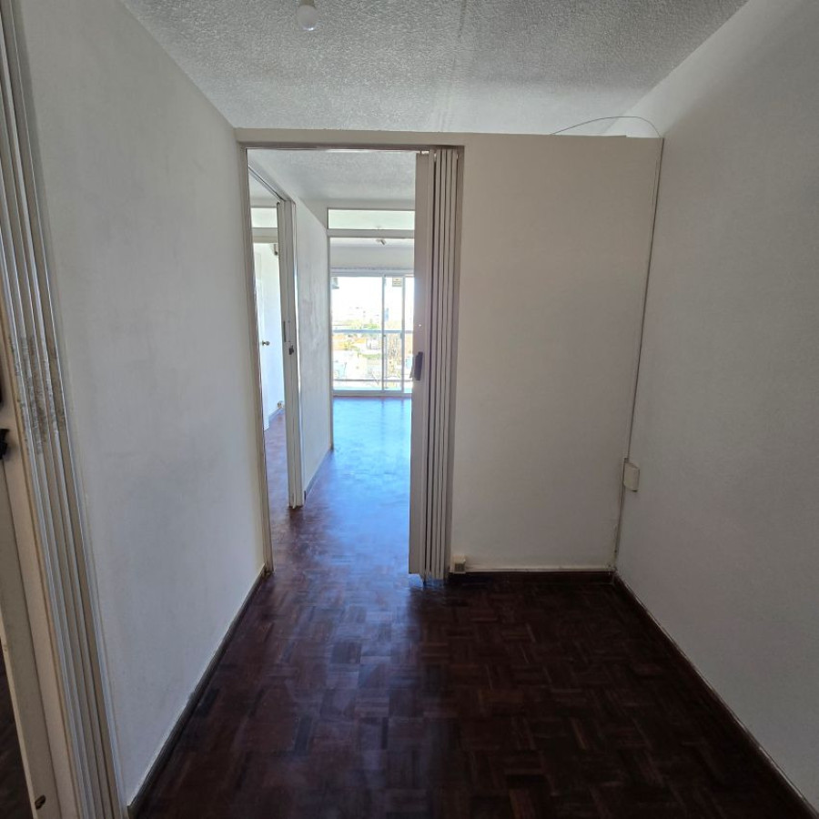 Apartamento ID.107 - Alquiler Apartamento Monoambiente en Pocitos con divisiones, balcón y opción garaje. 