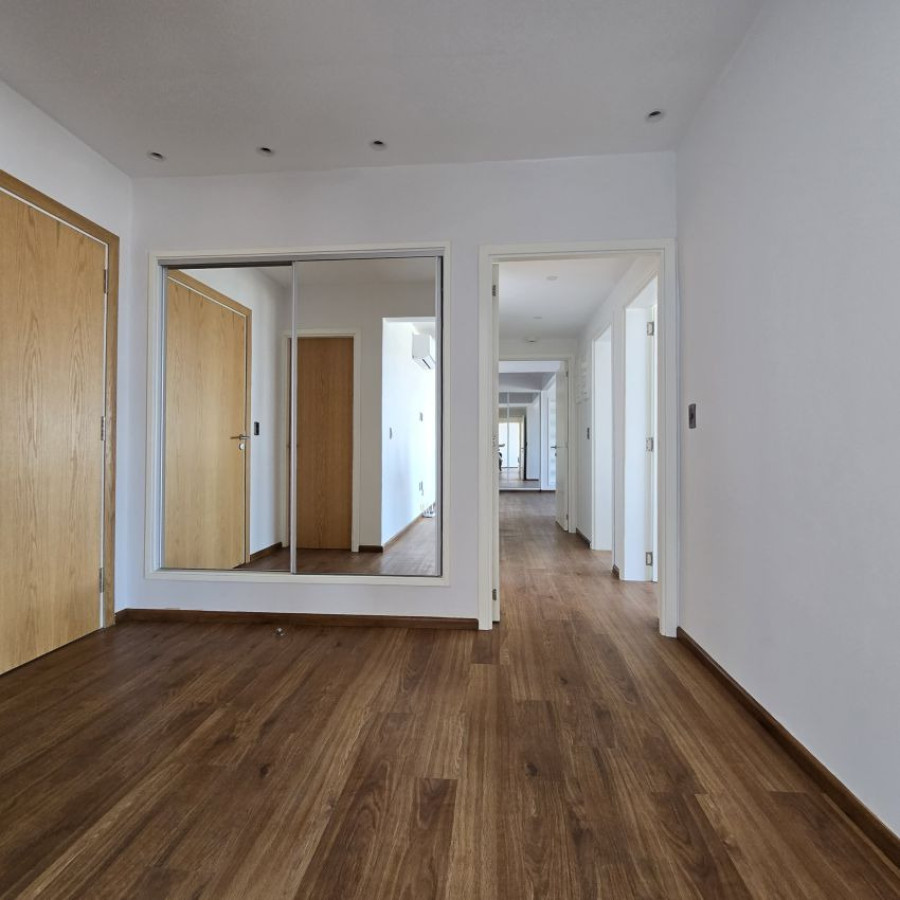 Apartamento ID.123 - Alquiler apartamento en Pocitos a estrenar, 3 dormitorios (una master suite), 3 baños, balcón, patio, garaje lugar fijo y pieza box adjunta.