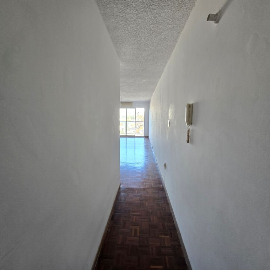 Apartamento ID.106 - Alquiler Monoambiente en Pocitos con cocina definida, balcón y opción garaje.