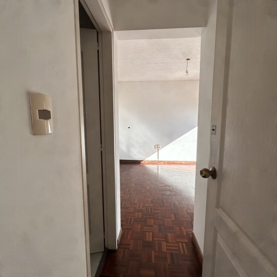 Apartamento ID.197 - Alquiler Apartamento 2 dormitorios en Pocitos con divisiones, balcón y garaje. 