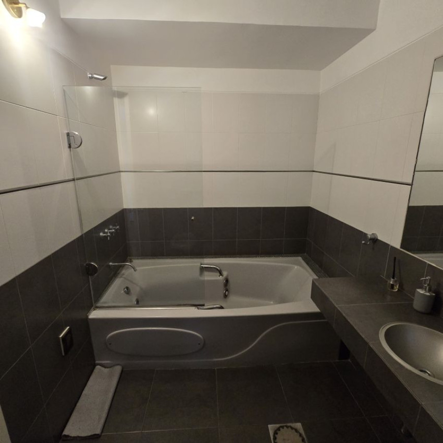 Apartamento ID.175 - Alquiler apartamento en Pocitos frente al mar, 3 dormitorios, 2 baños, servicio y garaje.