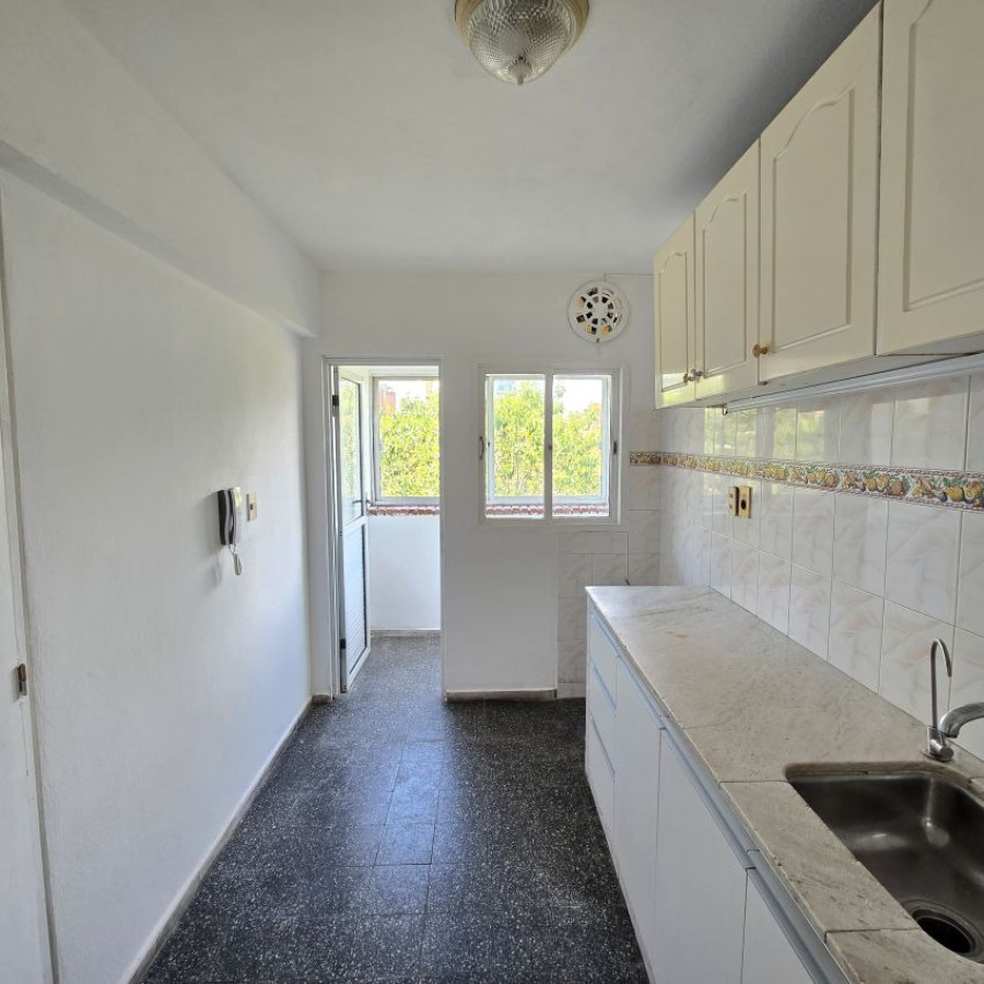 Apartamento ID.161 - Alquiler apartamento en Prado 3 dormitorios, baño, cocina definida y garaje opcional.