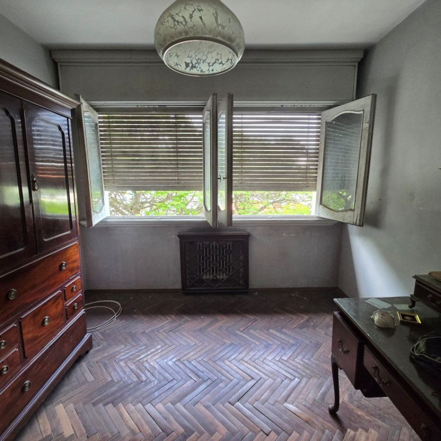 Apartamento ID.128 - Venta apartamento a reciclar Pocitos 3 dormitorios, 2 baños y garaje.