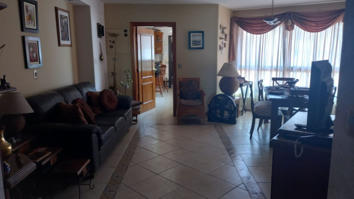 Apartamento ID.75 - Venta apartamento Pocitos sobre Rambla, 3 dormitorios, 3 baños y 2 garajes.