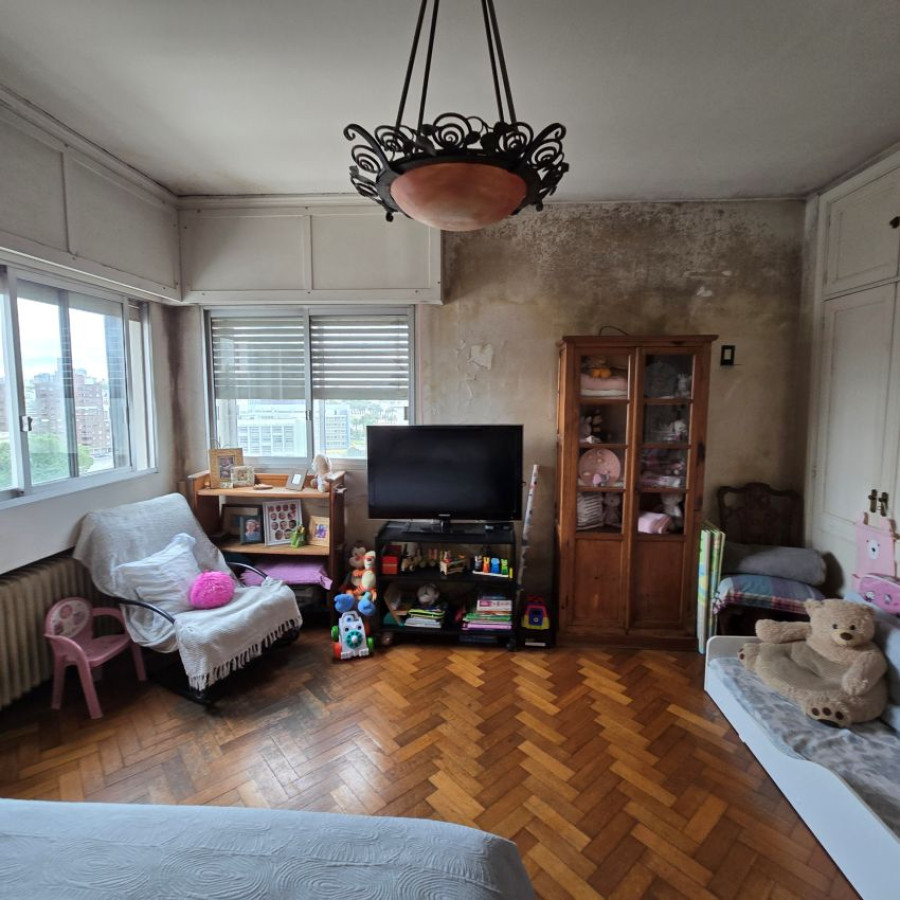 Apartamento ID.79 - Venta apartamento Barrio Sur 3 dormitorios, 2 baños y servicio.