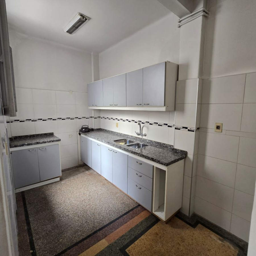 Apartamento ID.48 - Venta apartamento Centro 3 dormitorios con patio.