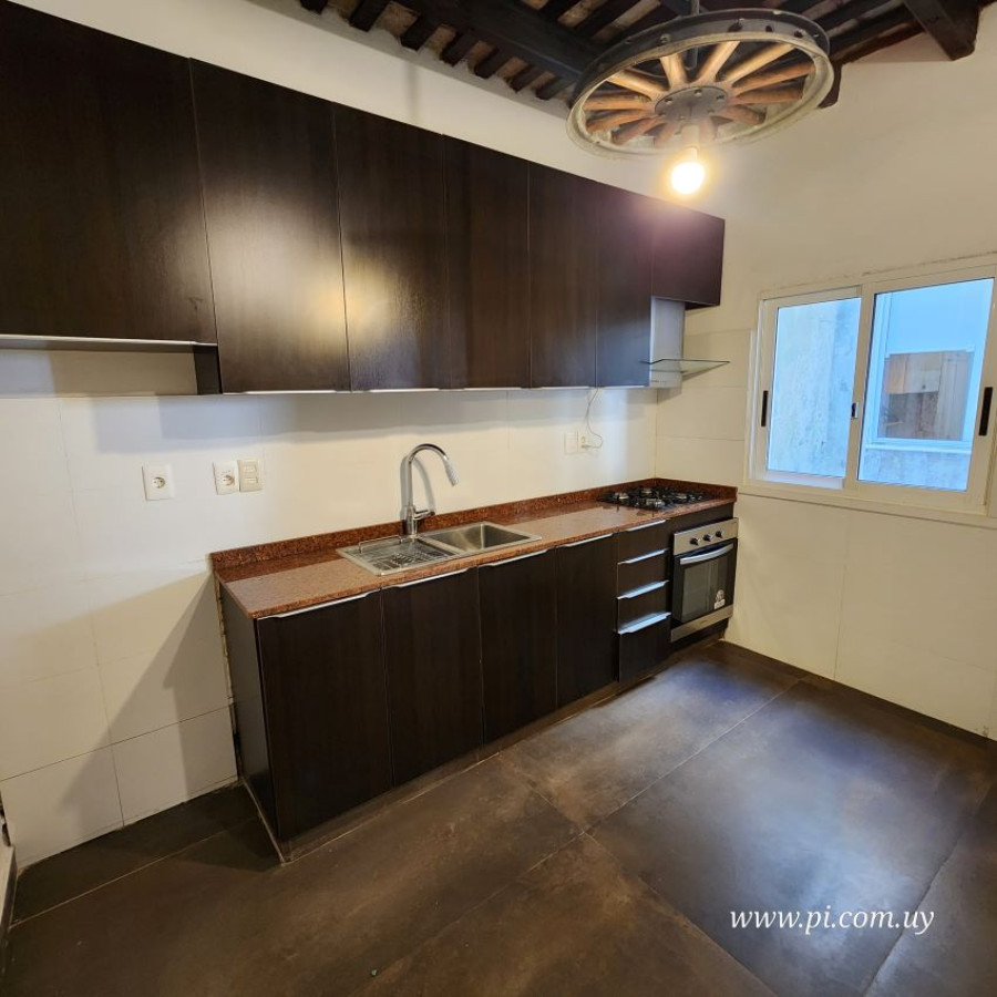 Apartamento ID.80 - Alquiler apartamento Ciudad Vieja, 2 dormitorios a metros de la Peatonal Pérez Castellano.