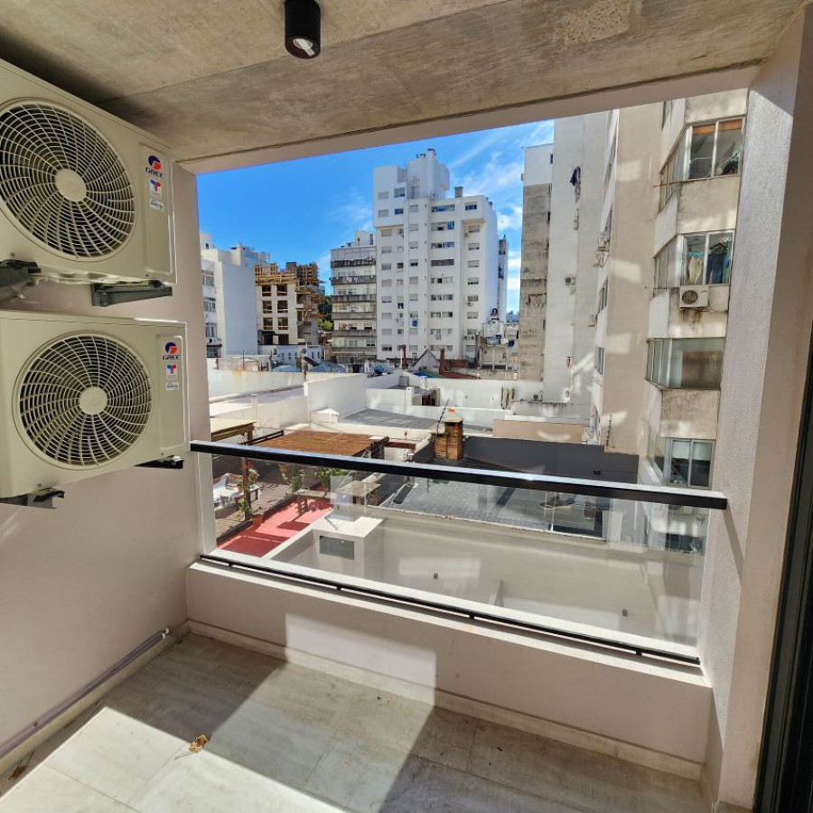 Apartamento ID.125 - Alquiler apartamento en Punta Carretas  Villa Biarritz 1 dormitorio con un año de uso.