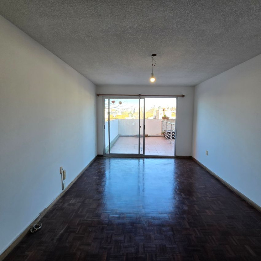 Apartamento ID.105 - Alquiler Monoambiente en Pocitos con Patio Terraza opción garaje.