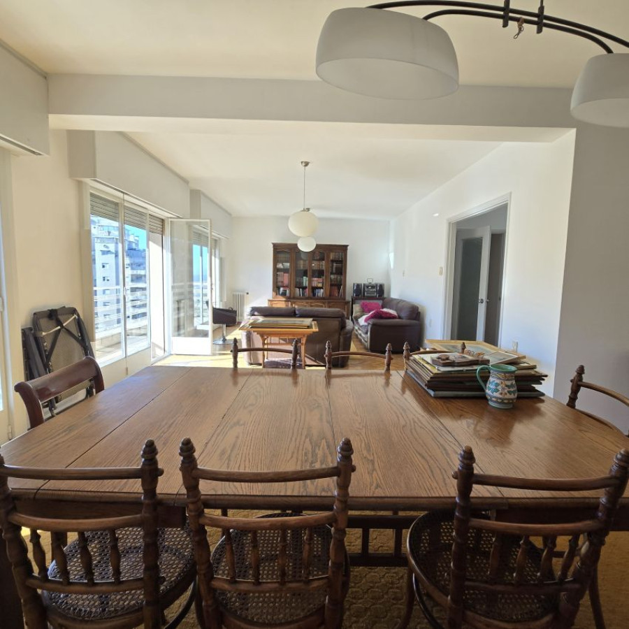 Apartamento ID.91 - Alquiler apartamento en Pocitos 3 dormitorios, 2 baños, servicio completo y garaje.