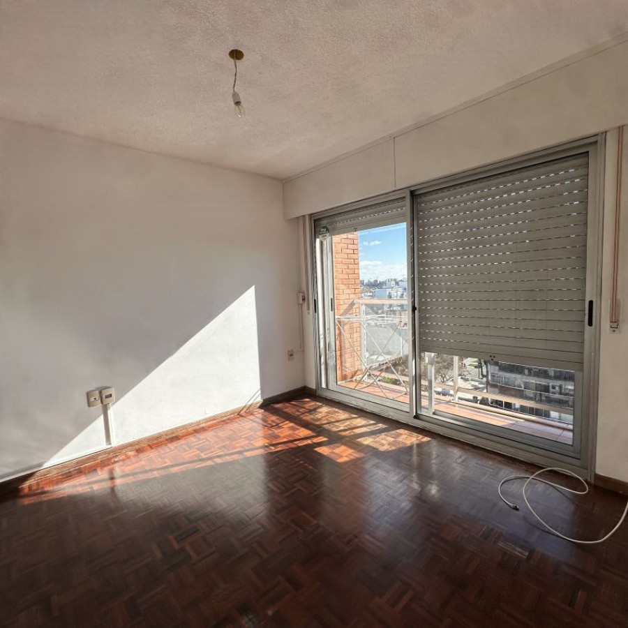 Apartamento ID.197 - Alquiler Apartamento 2 dormitorios en Pocitos con divisiones, balcón y garaje. 