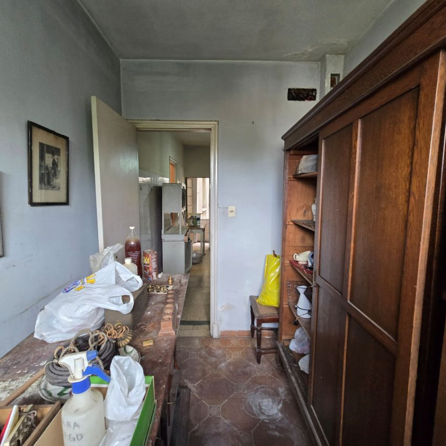 Apartamento ID.128 - Venta apartamento a reciclar Pocitos 3 dormitorios, 2 baños y garaje.