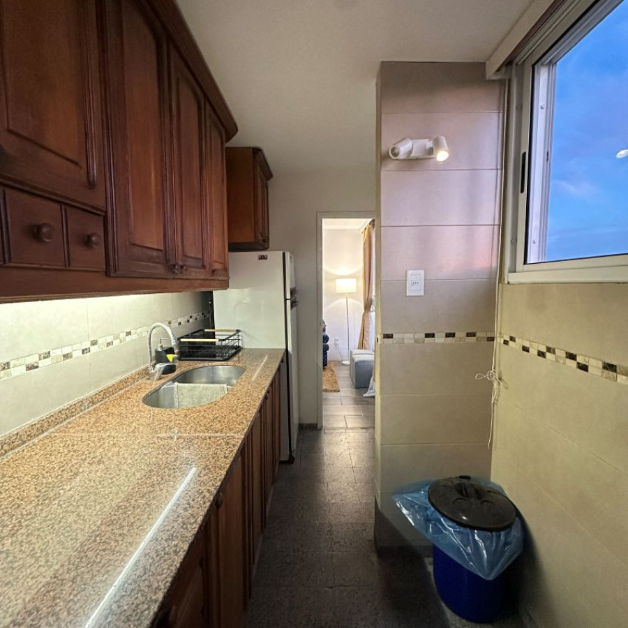 Apartamento ID.83 - Alquiler Centro 2 dormitorios piso 10 con gastos comunes y tributos incluidos.
