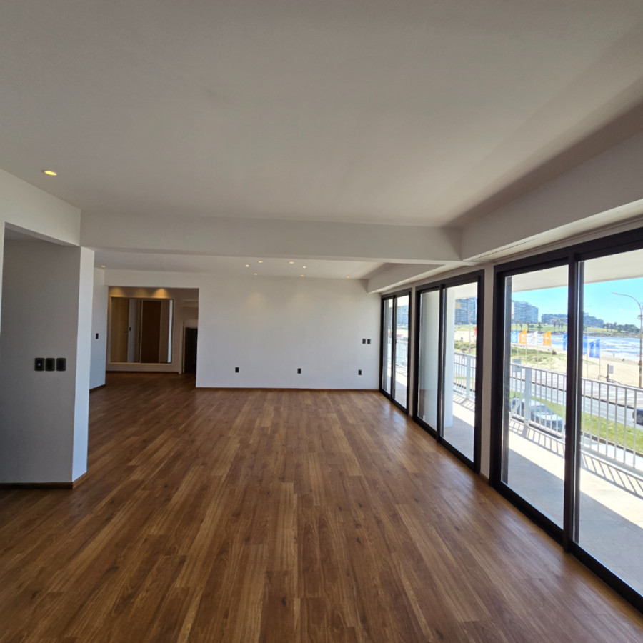 Apartamento ID.123 - Alquiler apartamento en Pocitos a estrenar, 3 dormitorios (una master suite), 3 baños, balcón, patio, garaje lugar fijo y pieza box adjunta.