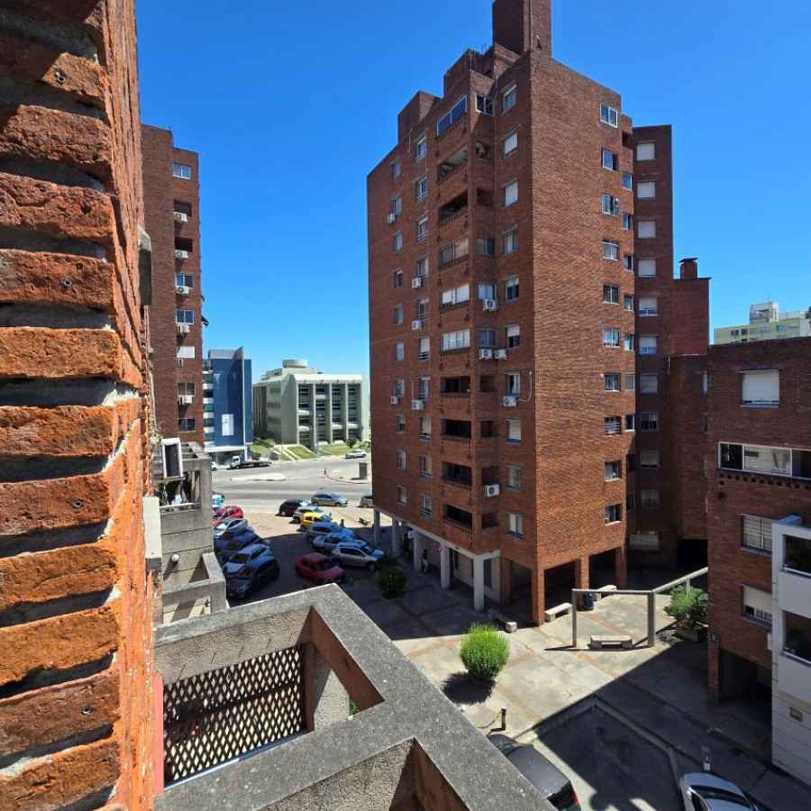Apartamento ID.126 - Alquiler dúplex Parque Rodó 2 dormitorios con garaje