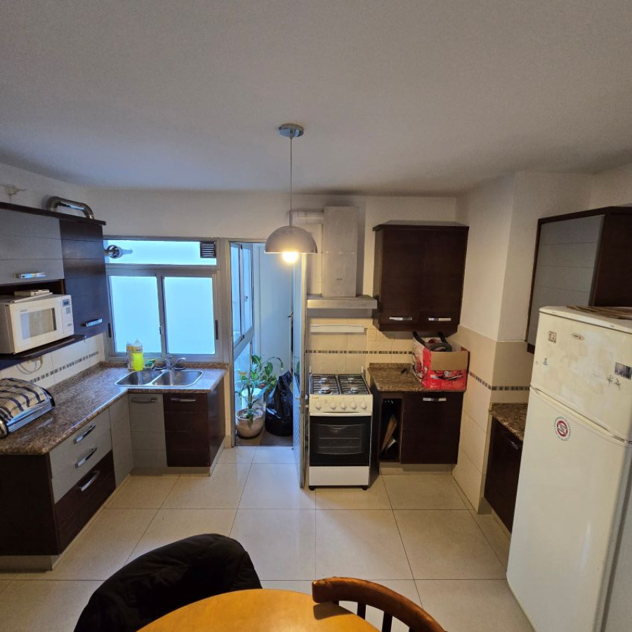 Apartamento ID.91 - Alquiler apartamento en Pocitos 3 dormitorios, 2 baños, servicio completo y garaje.