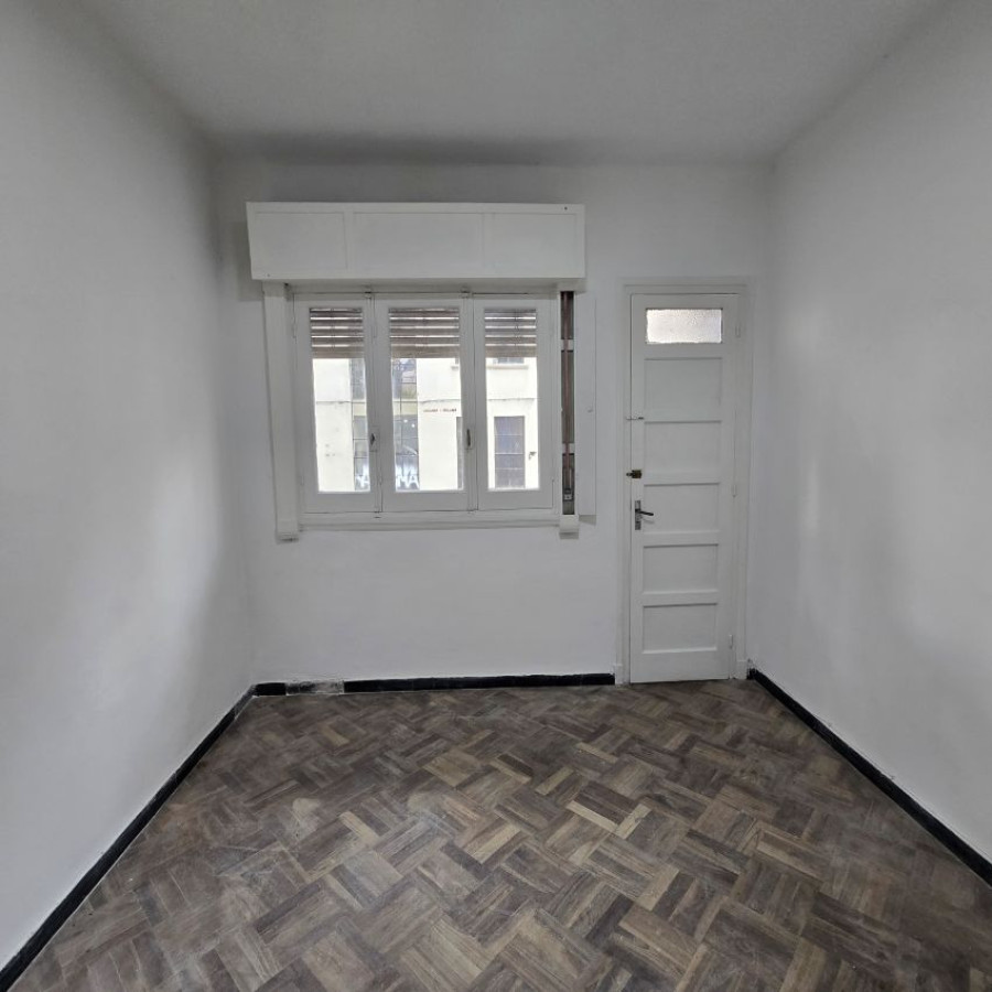 Apartamento ID.153 - Alquiler Apartamento en zona Centro, 3 dormitorios, baño y balcón