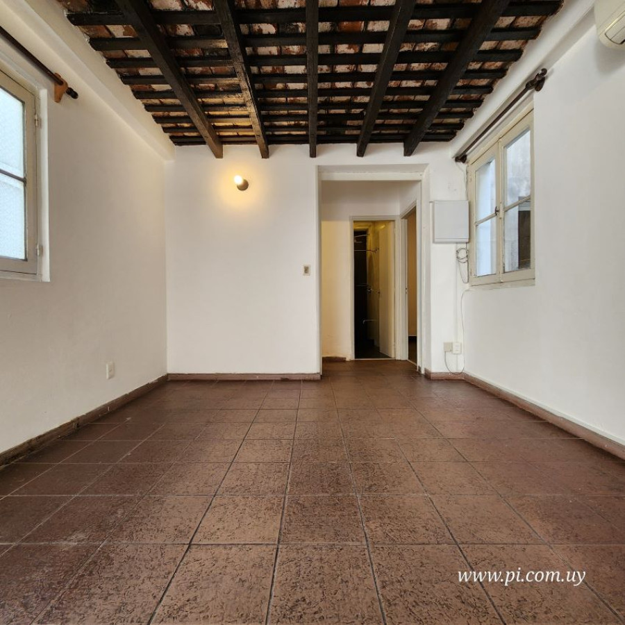 Apartamento ID.80 - Alquiler apartamento Ciudad Vieja, 2 dormitorios a metros de la Peatonal Pérez Castellano.