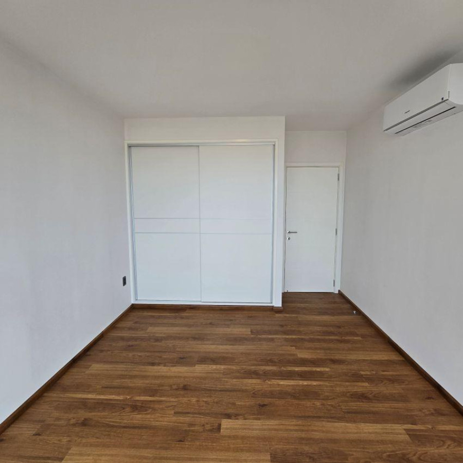 Apartamento ID.123 - Alquiler apartamento en Pocitos a estrenar, 3 dormitorios (una master suite), 3 baños, balcón, patio, garaje lugar fijo y pieza box adjunta.