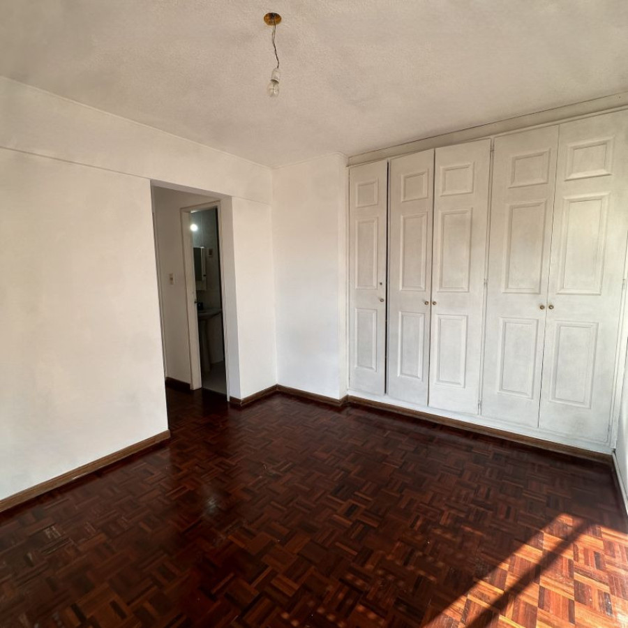 Apartamento ID.197 - Alquiler Apartamento 2 dormitorios en Pocitos con divisiones, balcón y garaje. 