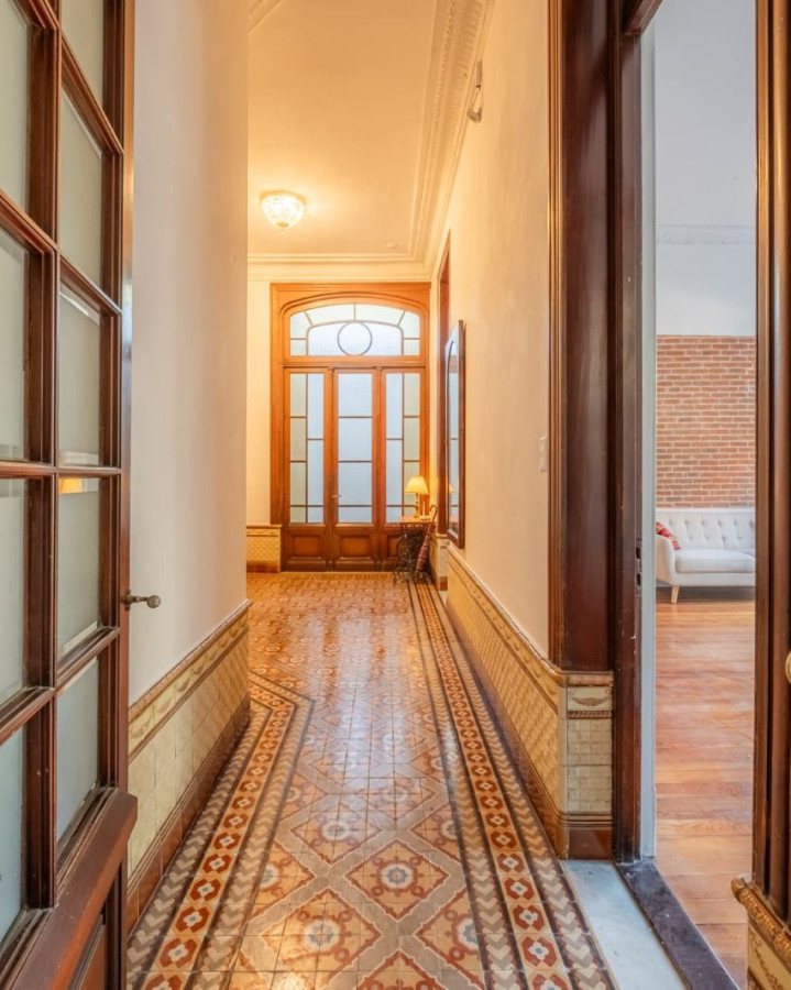 Venta apartamento Ciudad Vieja 2 dormitorios, baño y monoambiente/oficina.