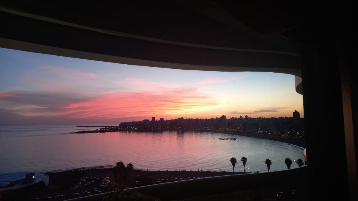 Venta apartamento Pocitos sobre Rambla, 3 dormitorios, 3 baños y 2 garajes.