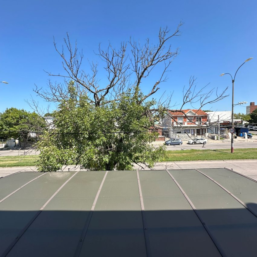 Casa ID.57 - Venta casa Buceo 2 dormitorios, 2 baños, cochera y fondo con parrillero.