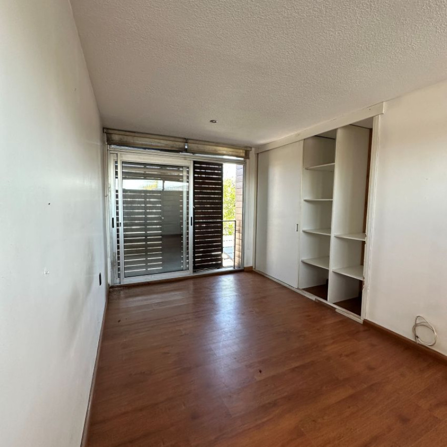 Casa ID.57 - Venta casa Buceo 2 dormitorios, 2 baños, cochera y fondo con parrillero.