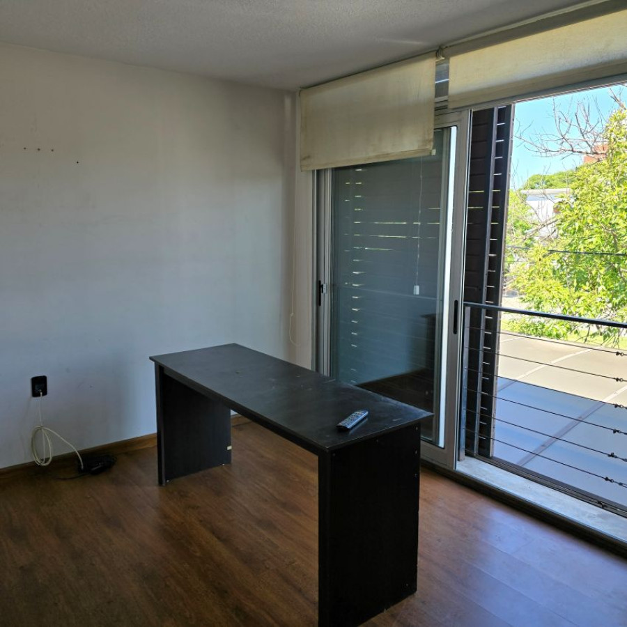 Casa ID.57 - Venta casa Buceo 2 dormitorios, 2 baños, cochera y fondo con parrillero.