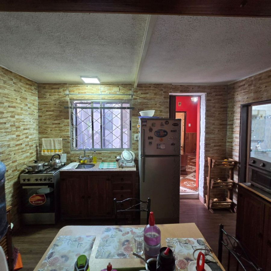 Casa ID.50 - Venta casa La Teja 4 dormitorios, 2 cocinas, 2 baños, patio.