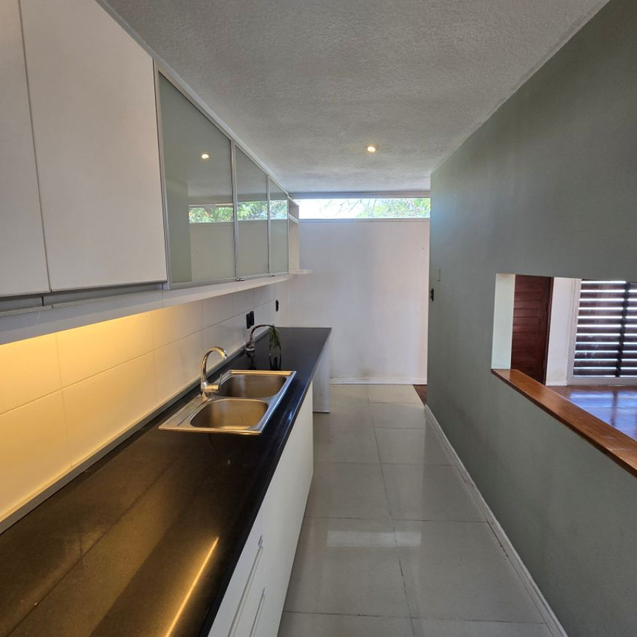 Casa ID.57 - Venta casa Buceo 2 dormitorios, 2 baños, cochera y fondo con parrillero.