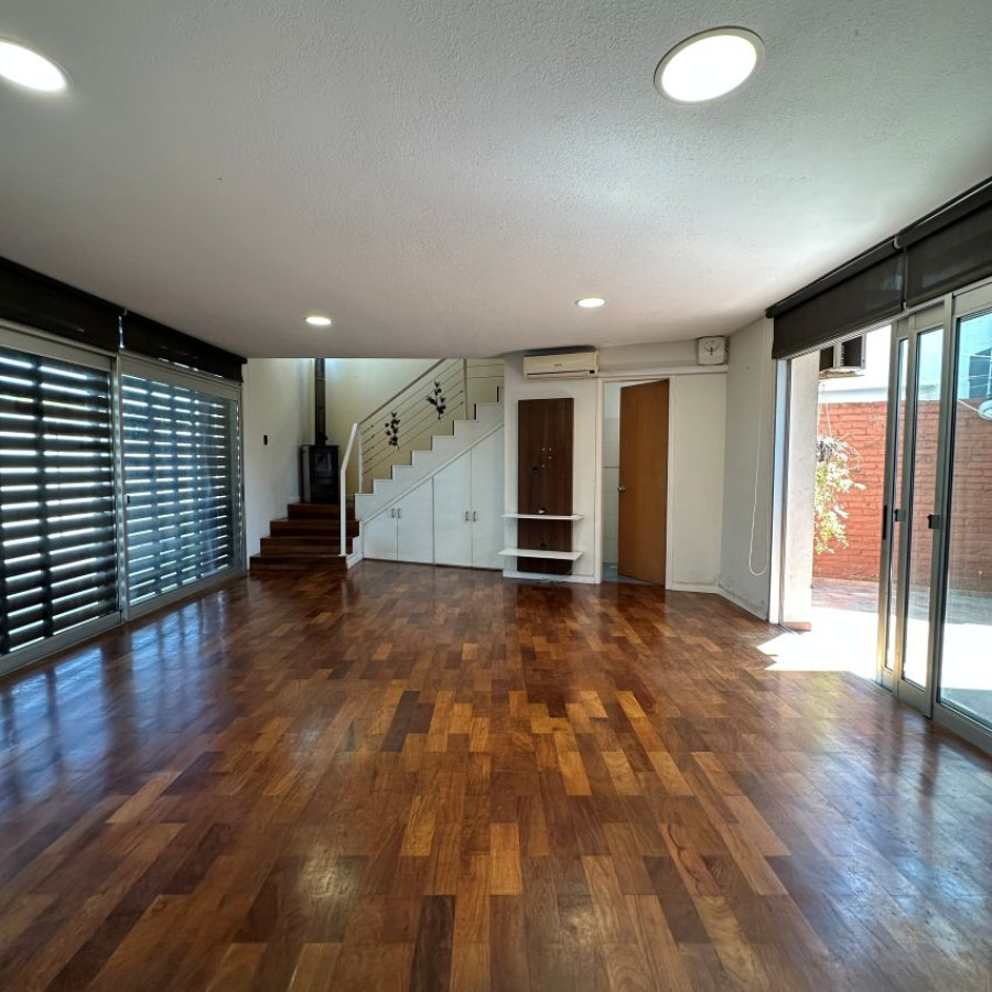 Casa ID.57 - Venta casa Buceo 2 dormitorios, 2 baños, cochera y fondo con parrillero.