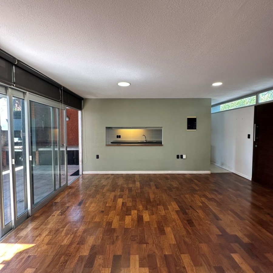 Casa ID.57 - Venta casa Buceo 2 dormitorios, 2 baños, cochera y fondo con parrillero.