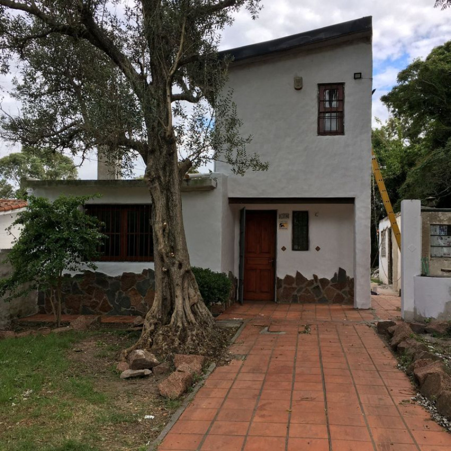 Casa ID.87 - Venta casa Nuevo Paris 2 dormitorios con 2 baños.