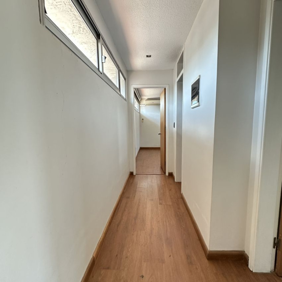 Casa ID.57 - Venta casa Buceo 2 dormitorios, 2 baños, cochera y fondo con parrillero.