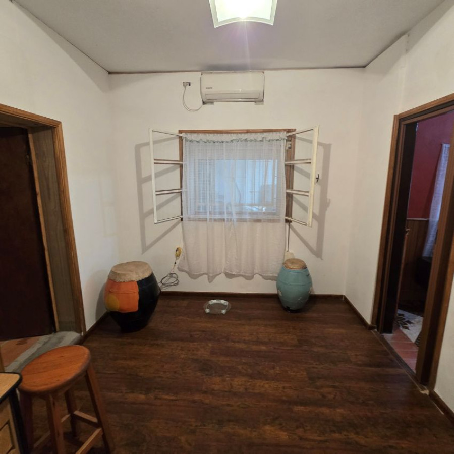 Casa ID.50 - Venta casa La Teja 4 dormitorios, 2 cocinas, 2 baños, patio.