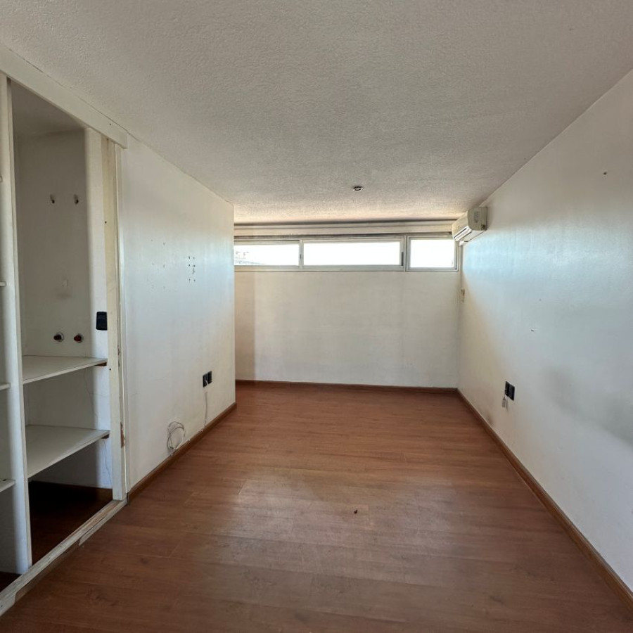 Casa ID.57 - Venta casa Buceo 2 dormitorios, 2 baños, cochera y fondo con parrillero.