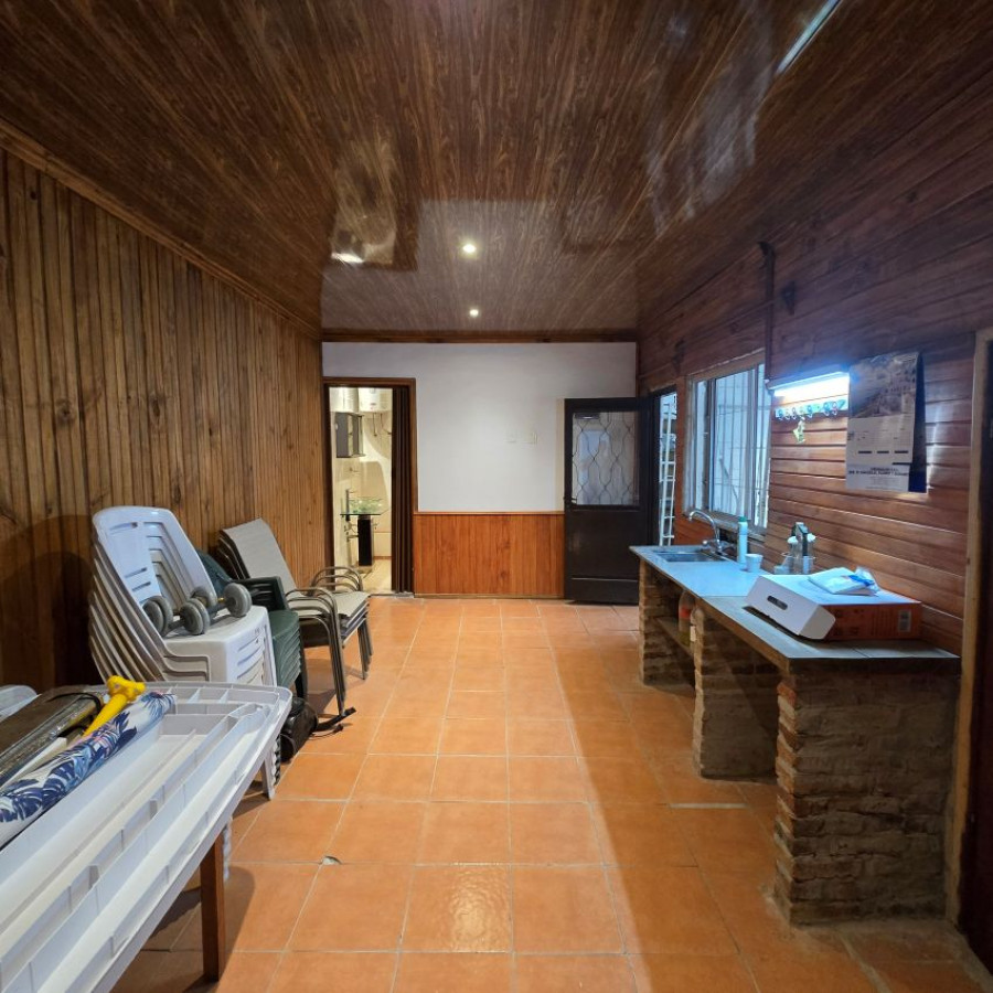 Casa ID.50 - Venta casa La Teja 4 dormitorios, 2 cocinas, 2 baños, patio.