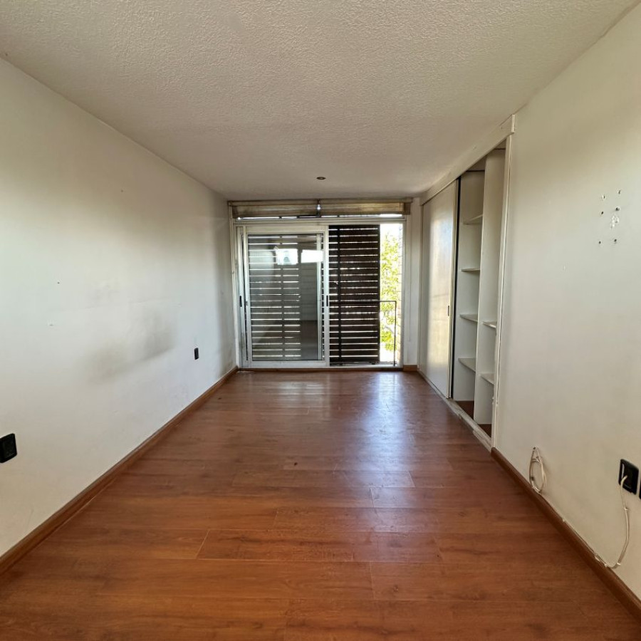 Casa ID.57 - Venta casa Buceo 2 dormitorios, 2 baños, cochera y fondo con parrillero.