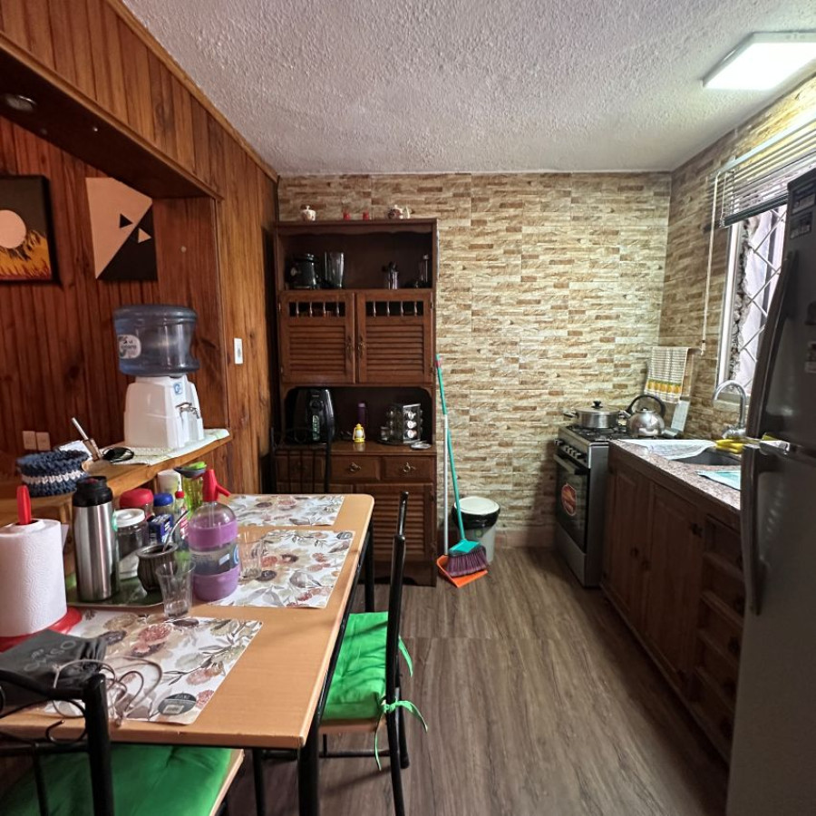 Casa ID.50 - Venta casa La Teja 4 dormitorios, 2 cocinas, 2 baños, patio.