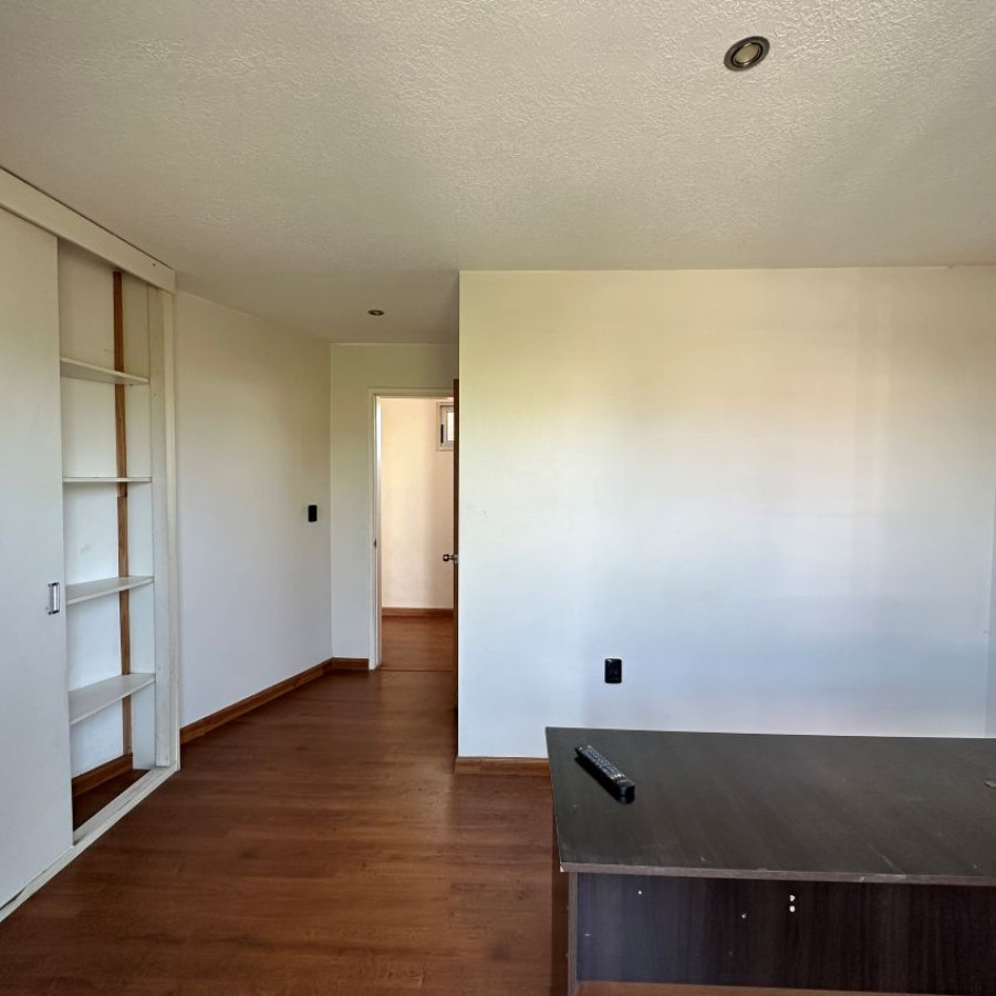 Casa ID.57 - Venta casa Buceo 2 dormitorios, 2 baños, cochera y fondo con parrillero.