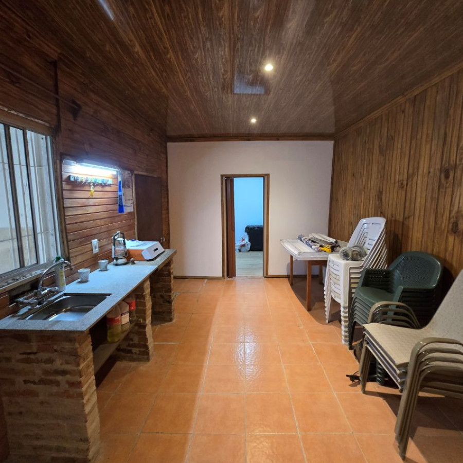 Casa ID.50 - Venta casa La Teja 4 dormitorios, 2 cocinas, 2 baños, patio.