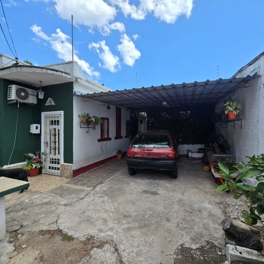 Casa ID.50 - Venta casa La Teja 4 dormitorios, 2 cocinas, 2 baños, patio.