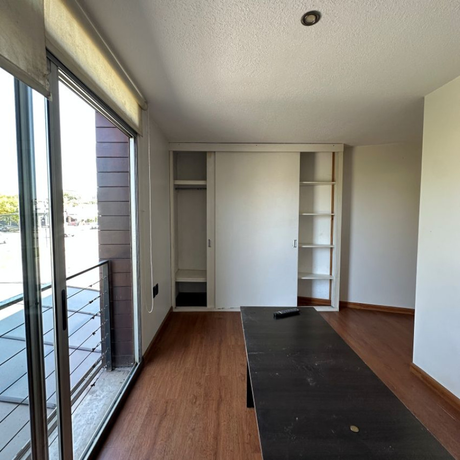 Casa ID.57 - Venta casa Buceo 2 dormitorios, 2 baños, cochera y fondo con parrillero.