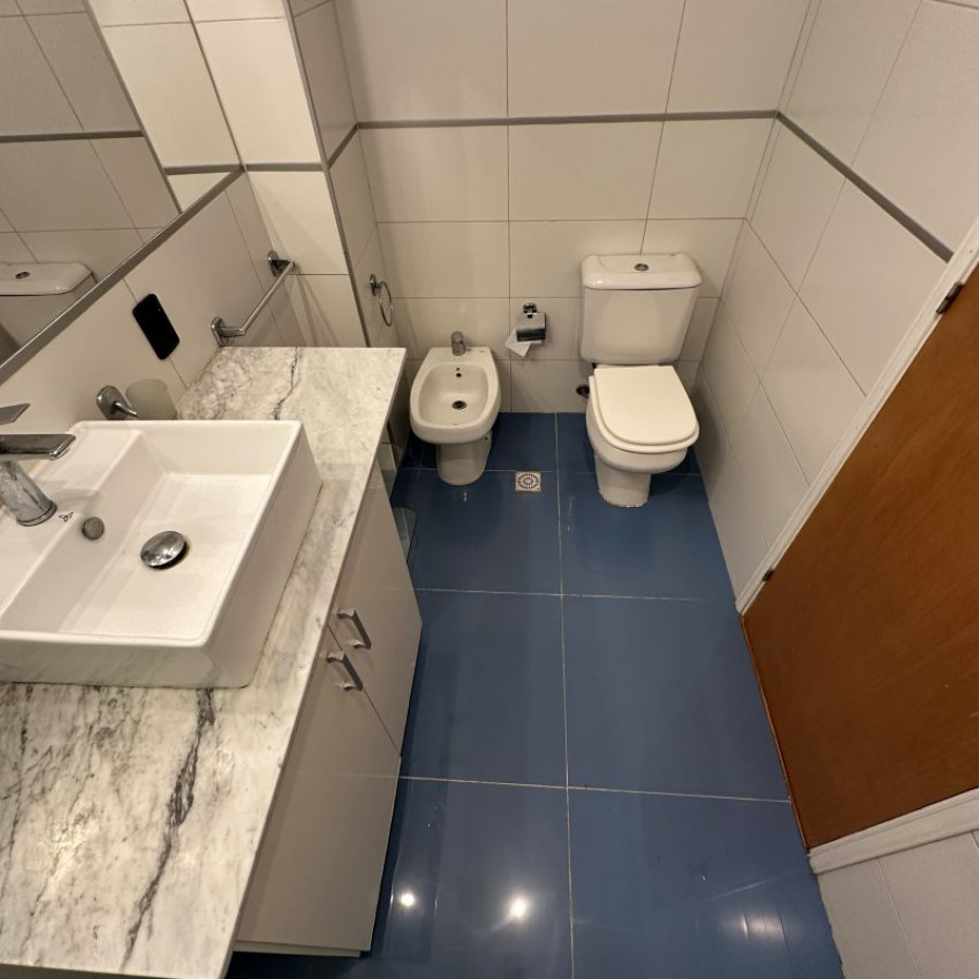 Casa ID.57 - Venta casa Buceo 2 dormitorios, 2 baños, cochera y fondo con parrillero.