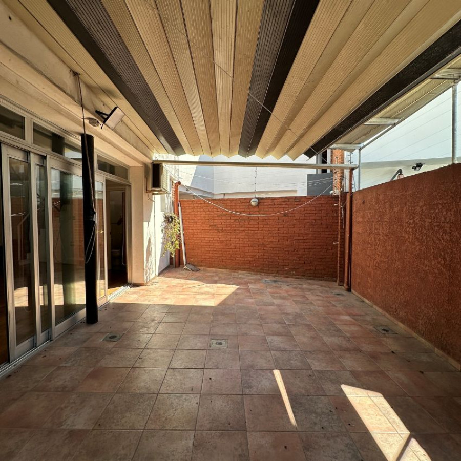 Casa ID.57 - Venta casa Buceo 2 dormitorios, 2 baños, cochera y fondo con parrillero.