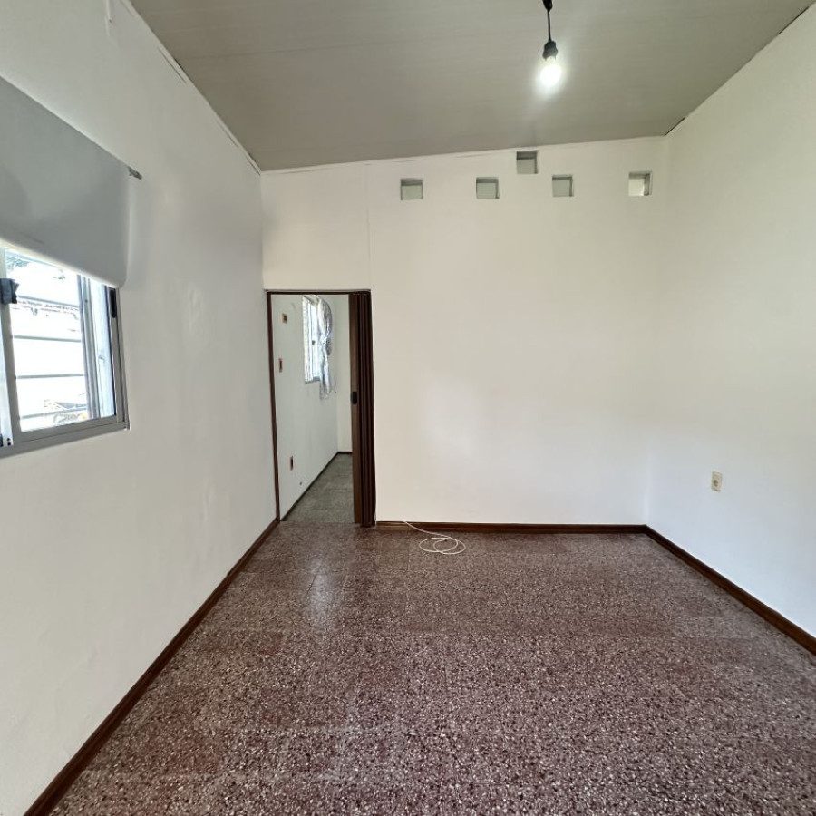 Casa ID.66 - Alquiler casa en Ituzaingó 2 dormitorios con fondo y cochera