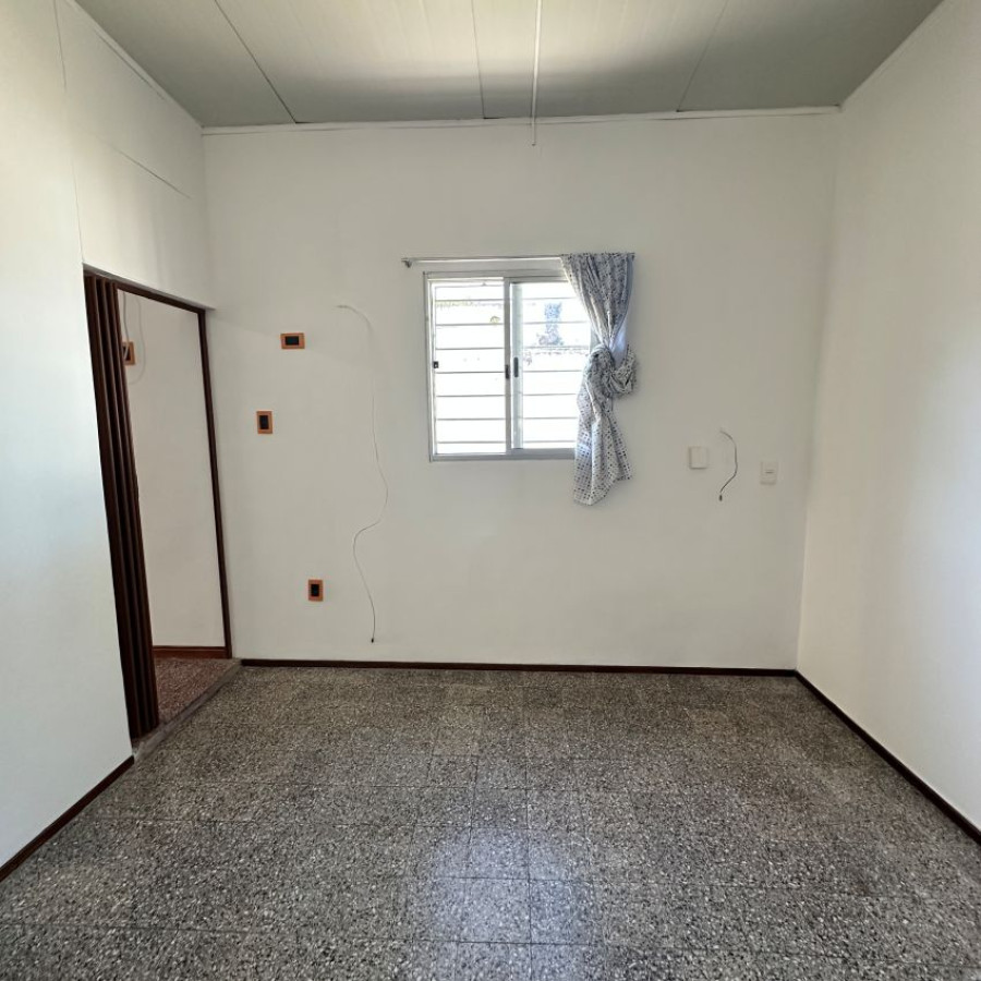 Casa ID.66 - Alquiler casa en Ituzaingó 2 dormitorios con fondo y cochera