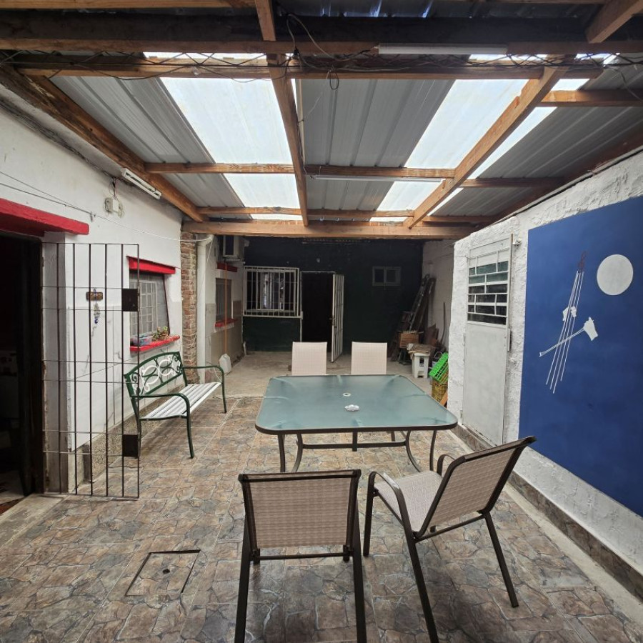 Casa ID.50 - Venta casa La Teja 4 dormitorios, 2 cocinas, 2 baños, patio.