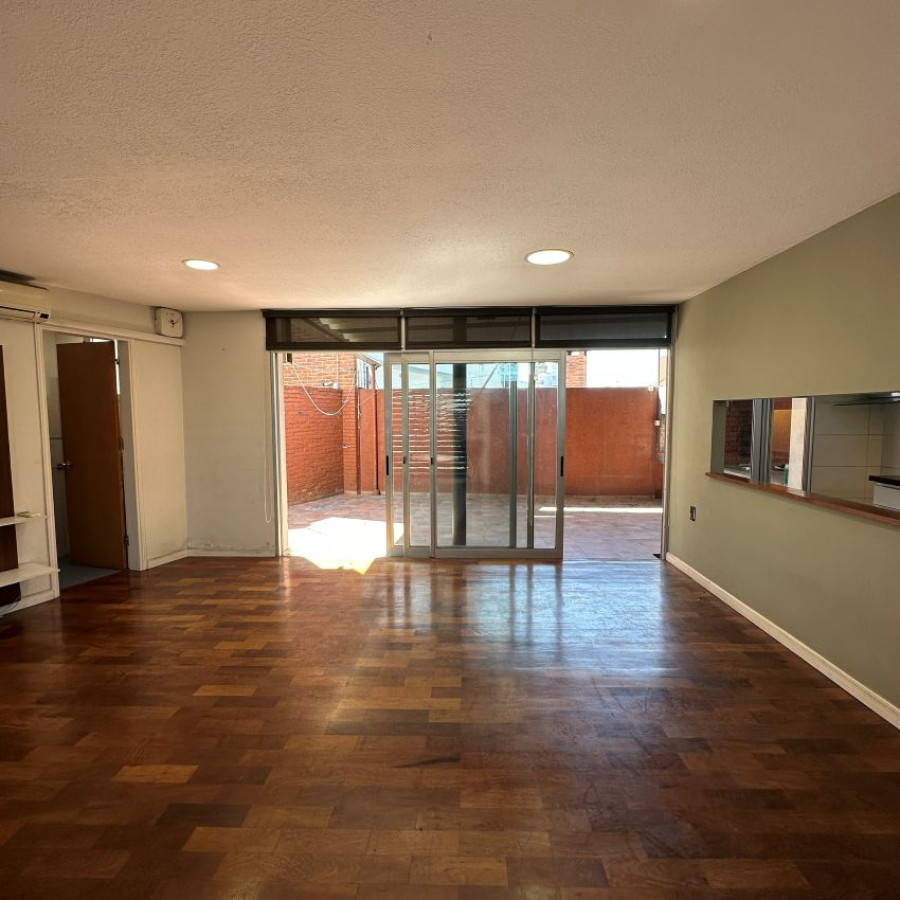 Casa ID.57 - Venta casa Buceo 2 dormitorios, 2 baños, cochera y fondo con parrillero.